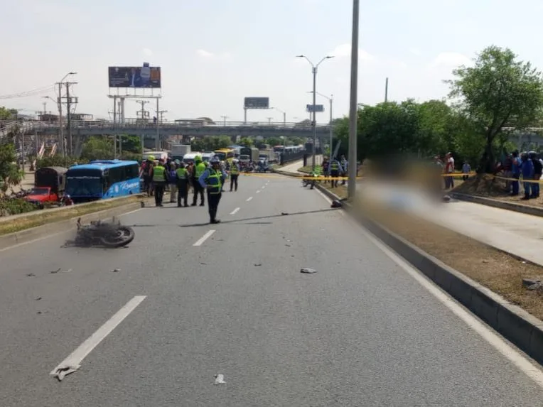 Pareja iba en moto, murió en el carril del MIO, pero un carro particular estaría involucrado