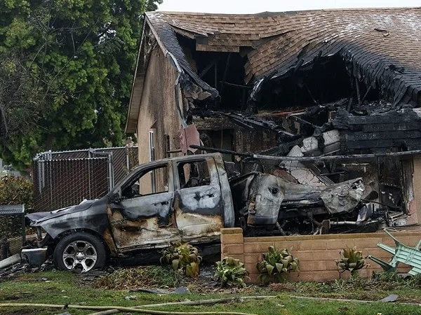 Avioneta se estrelló contra un vecindario en San Diego, California.