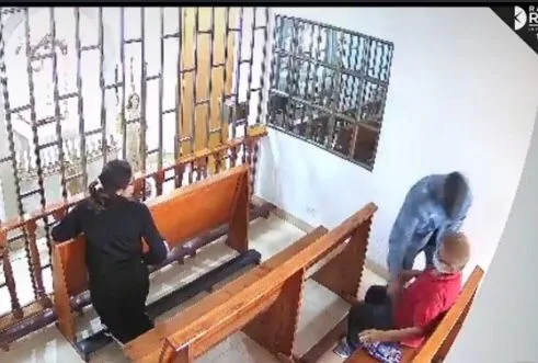 Atraco a dos mujeres en una capilla mientras ellas rezaban, las amenazó, en Bogotá