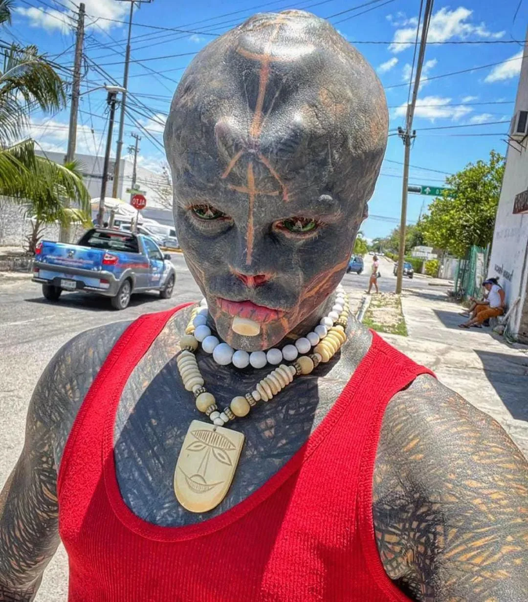 The Black Alien, se ha realizado varias modificaciones en su cuerpo, la última salió mal "hoy perdi"