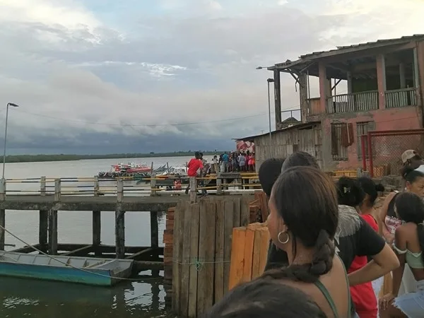 Se reporta que el naufragio de la embarcación en Tumaco dejó varios desaparecidos. Familias piden ayuda para ubicar a sus seres queridos.
