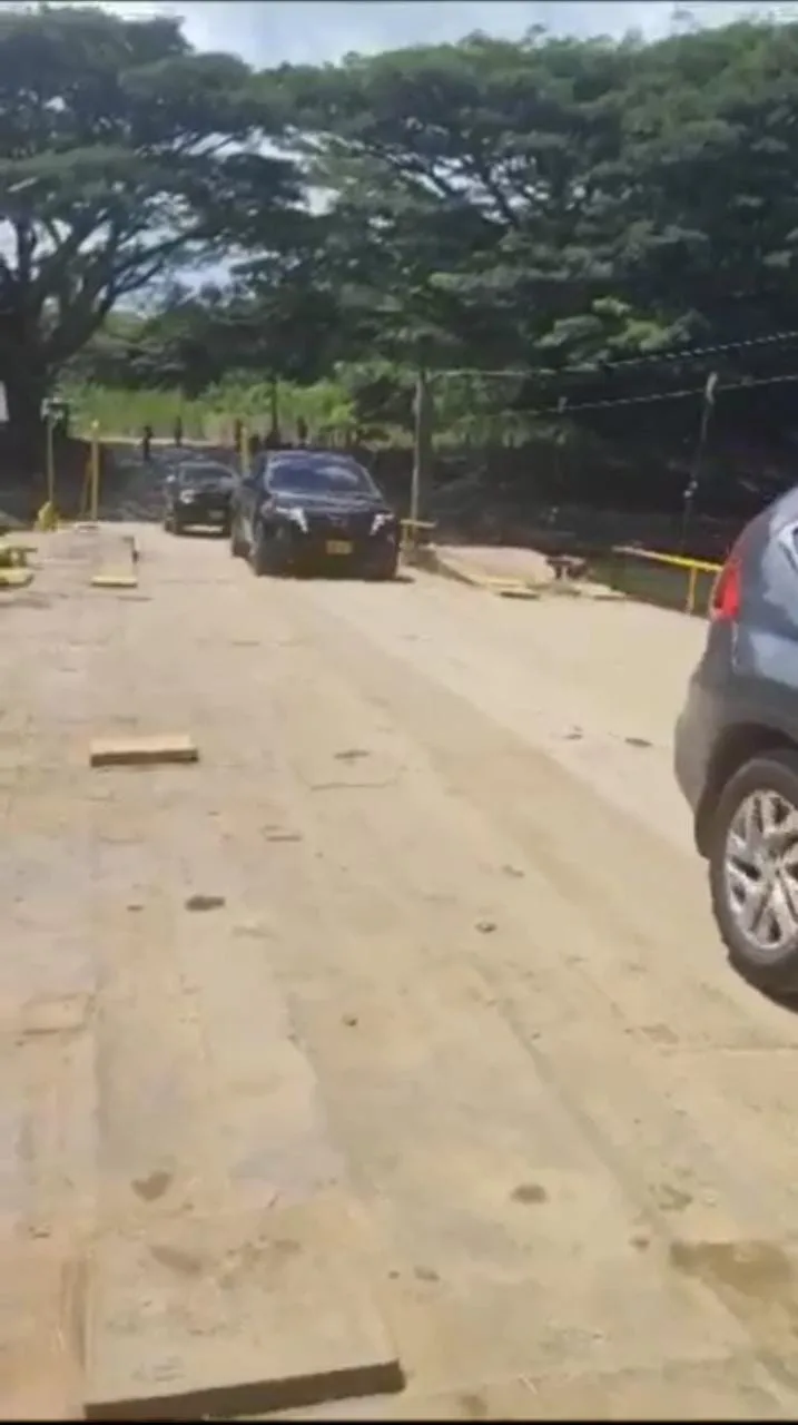 Instalaron puente flotante privado en La Tebaida, el que se cayó en abril no se ha reconstruido