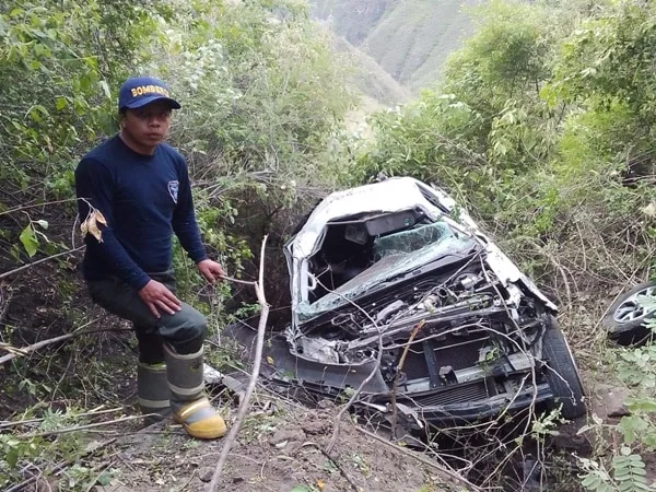 Los ocupantes cayeron a un abismo de aproximadamente 80 metros en la vía Chachagüí - Popayán. Bomberos atendieron el incidente.