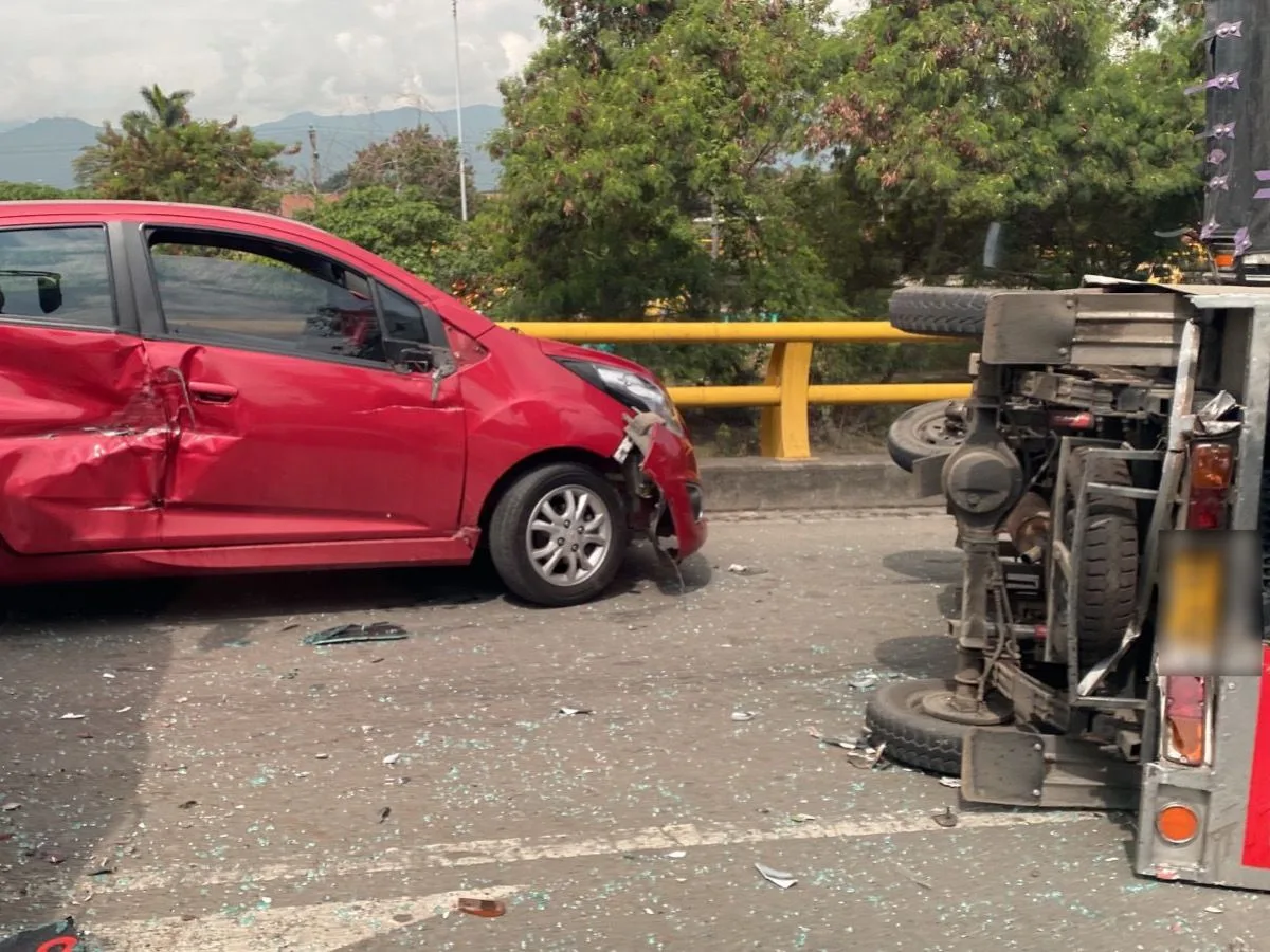 Reportan múltiple accidente de tránsito en el puente de Alfonso López