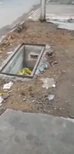 Desde hace cuatro semanas hicieron un hueco en el andén y nadie responde