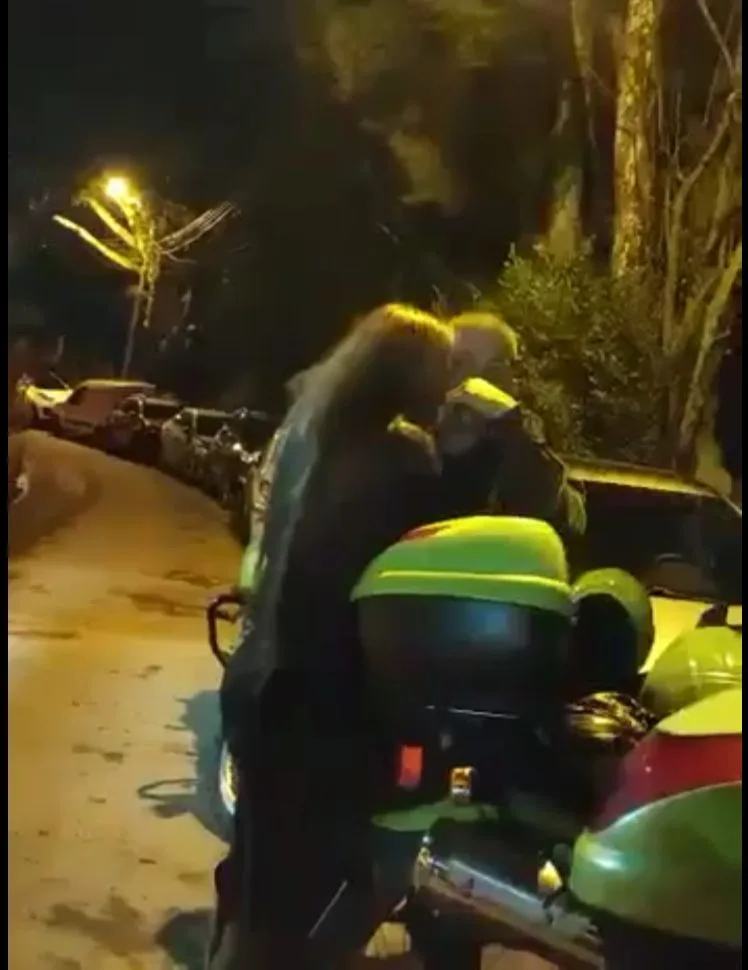 La Mayor le decía a la patrullera: "Yo fui su comandante, respeteme", esto porque la uniformada la iba a esposar y le pedía que se calmara.