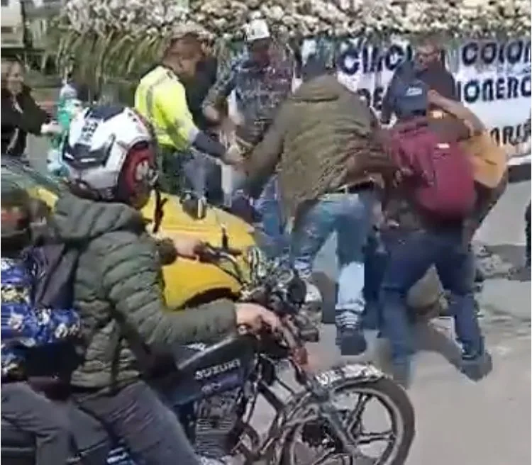 Iba a dañar imagen de la virgen en la procesión y lo cascaron, en Pasto