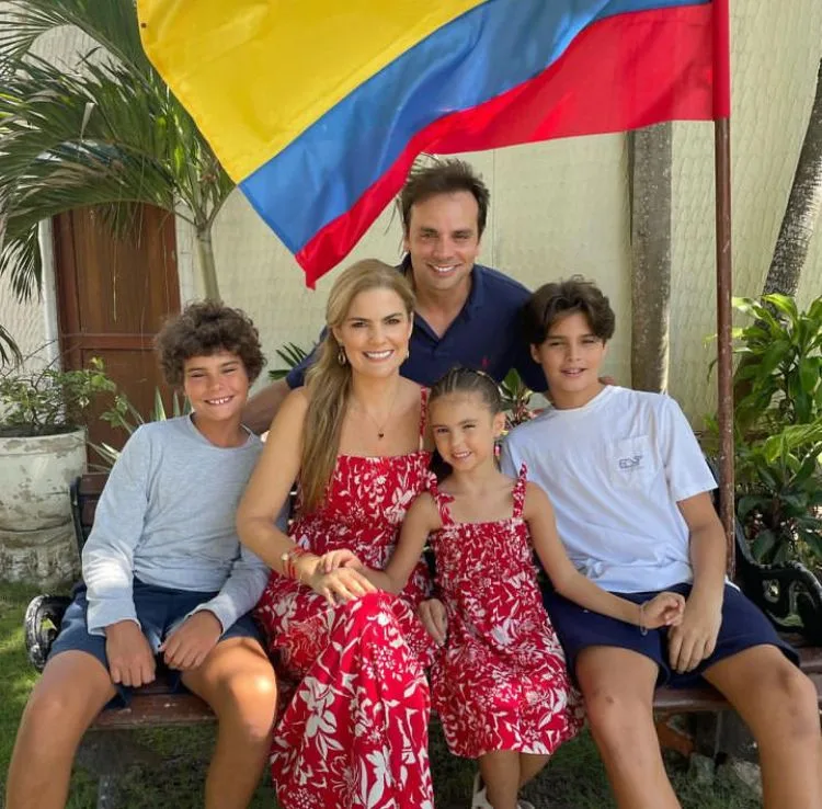La presentadora cartagenera y el político, llevan 15 años de casados y tres hijos en común. Foto: Instagram Rochi Stevenson.