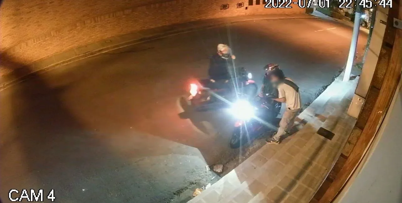 una moto en