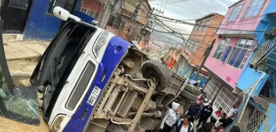 Bus se volcó en Soacha y dejó más de 15 heridos.