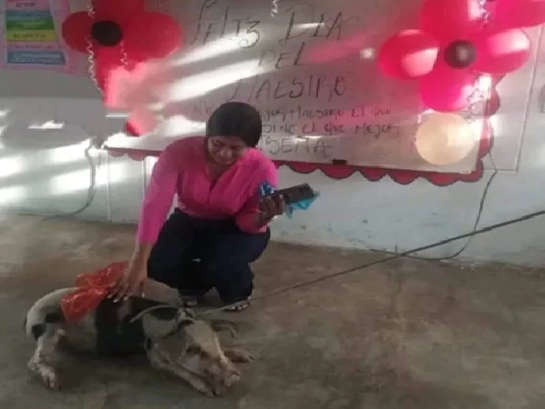 Profesora con el regalo que les dieron sus alumnos.