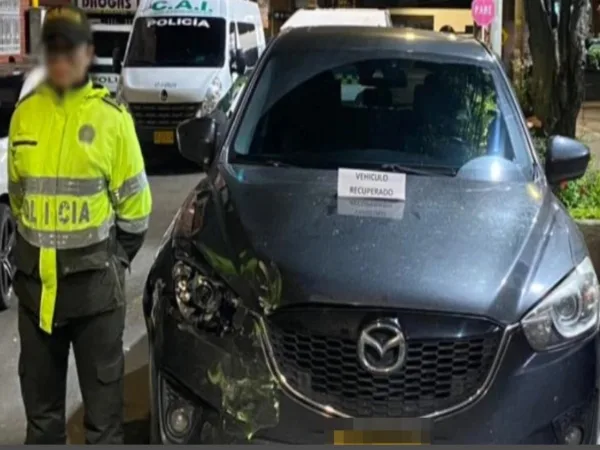 "Así o más salados": Se burlan de presuntos ladrones en Bogotá, "hurtaron una camioneta" y huyendo chocaron un bus