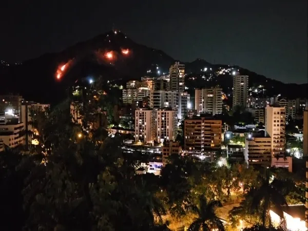 Más de 150 personas lucharon por 7 horas para controlar el terrible incendio en Las Tres Cruces