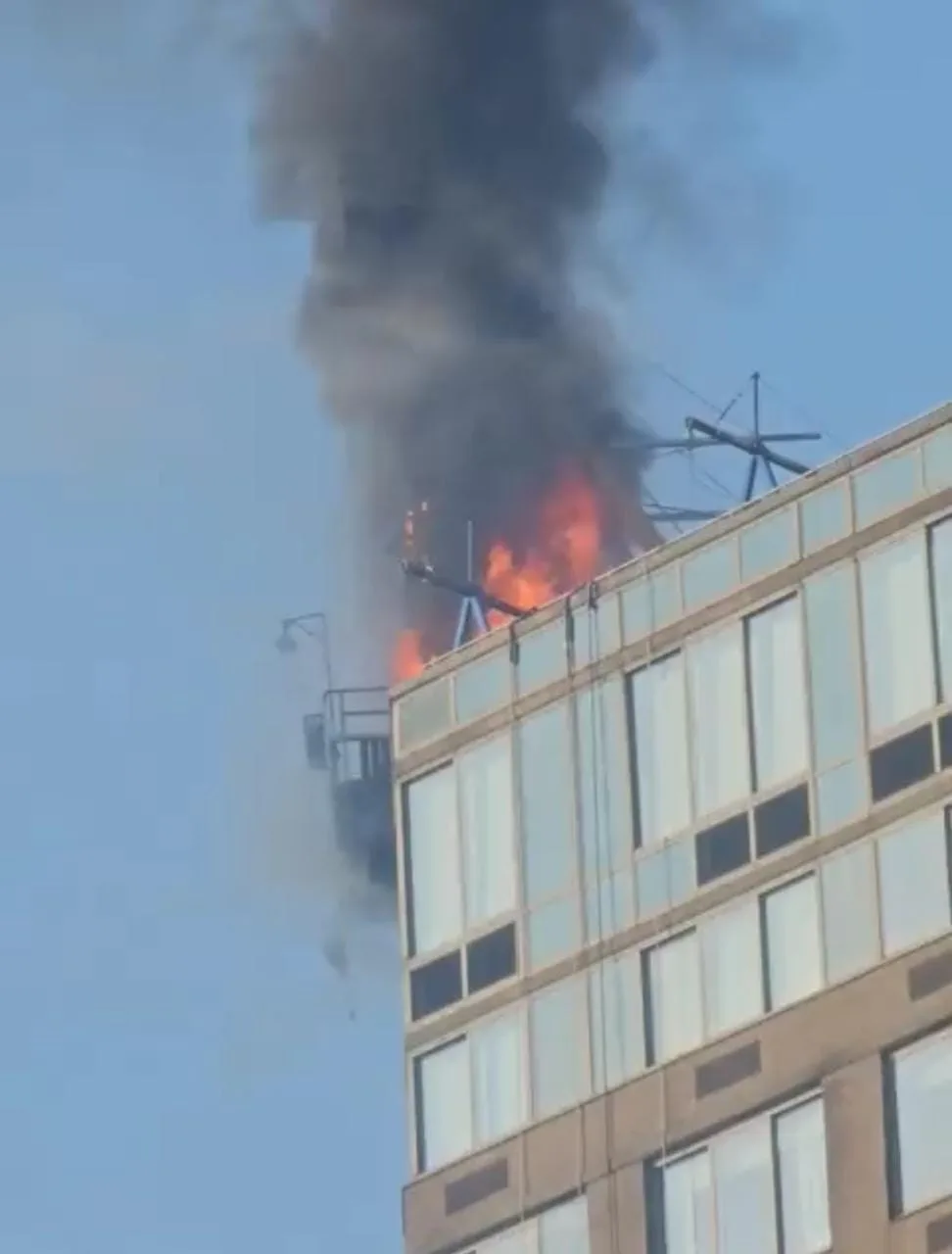 Grúa se prendió, se descolgó y terminó derrumbando la estructura de un edificio en Manhattan