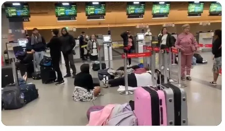 Viva dejó a miles de pasajeros varados en aeropuertos en Colombia, tras suspender operaciones