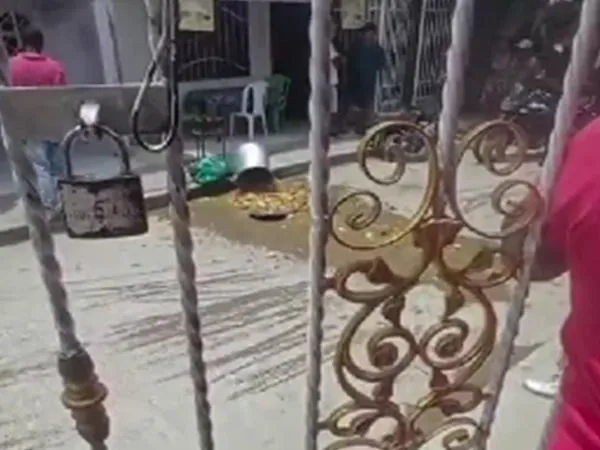 Botan olla de sopa a comerciante en Cartagena.
