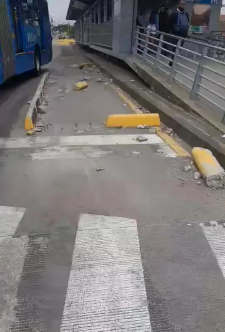 En el oriente de Cali, denuncian acumulación de residuos en estación del MIO "eso es una escombrera"