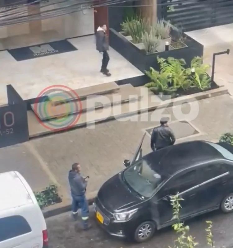 Fue a cambiar dólares y lo atracaron en un edificio en zona exclusiva de la 93 en Bogotá, hubo tiroteo