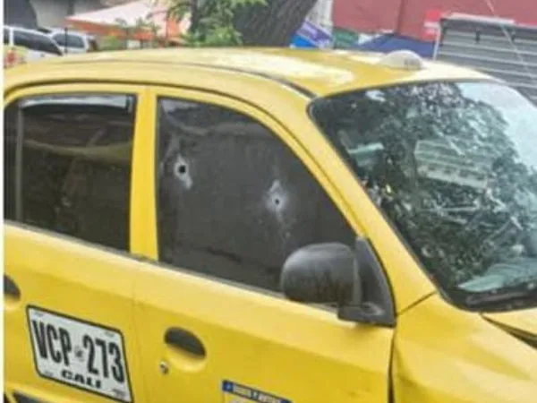 A taxista le dispararon y chocó contra un poste en el sur de Cali