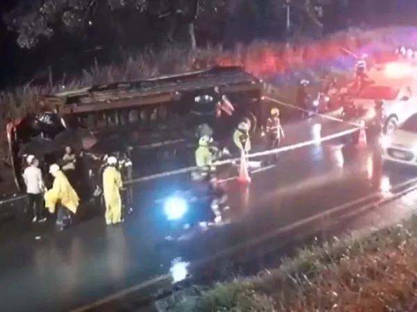 Trágico accidente en Antioquia: dos muertos y varios heridos tras volcamiento de un bus escalera tipo chiva
