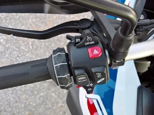 Para qué sirve el botón rojo en las motos.