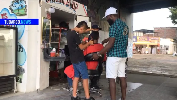 La 'Barber Shop' debajo de un puente en Cali, antes era foco de inseguridad y malos olores