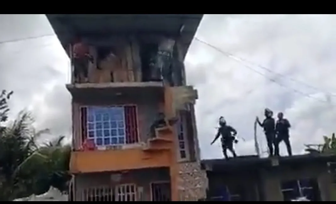 policías