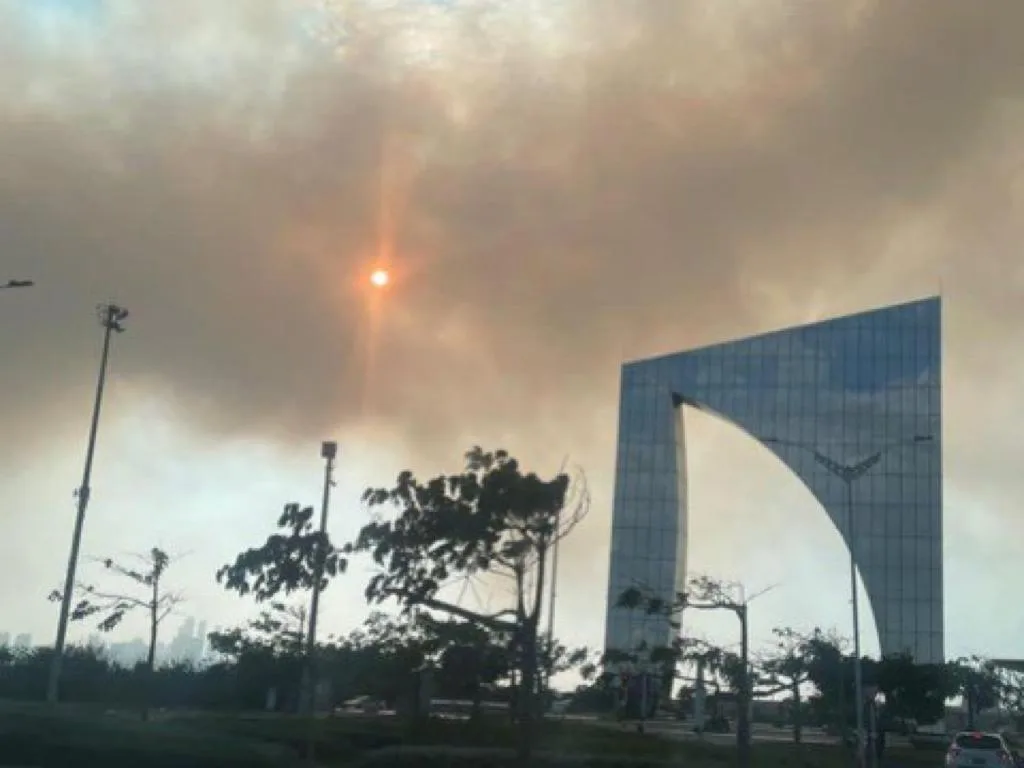 Barranquilla pasó la noche y amaneció con humareda por incendio en Isla Salamanca