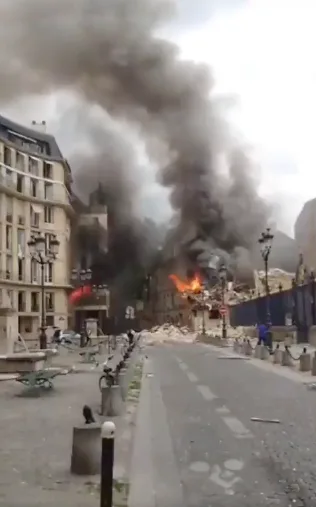 Explosión por acumulación de gas en un edificio en París, provocó que se derumbara