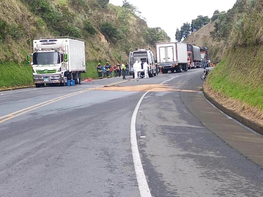 El motorizado según reportaron desde el sitio, sector Jamondino, murió en la vía "tras impactar con el furgón", este lunes festivo.