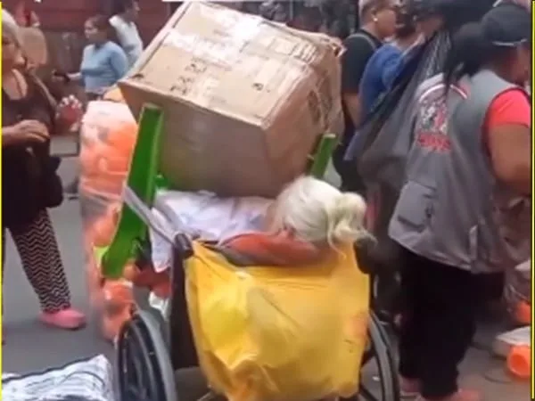 En redes sociales, los comentarios no se han hecho esperar y destacan la ‘recursividad’ para trasportar todas las compras en la silla de ruedas. Otros reprochan lo ocurrido