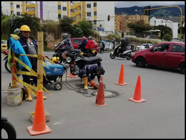 Después de quejas, denuncias y hasta accidentes; por fin pusieron la tapa de la cámara de telefonía en Bachue, Pasto
