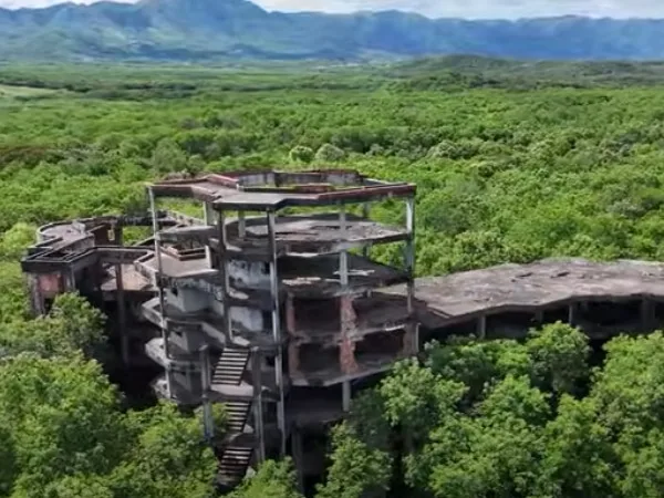 El enigmático edificio de 8 pisos abandonado que duerme oculto en un bosque colombiano