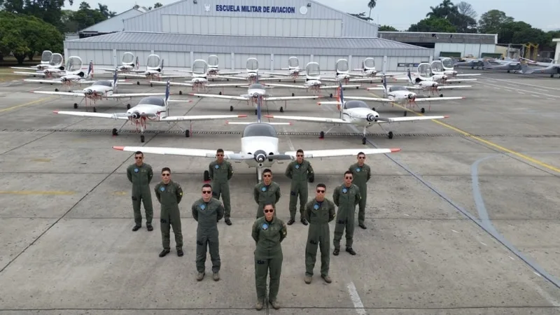 La Fuerza Aeroespacial Colombiana invita a los jóvenes a prestar el servicio militar.