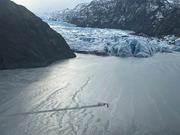 Piloto y sus dos hijas en Alaska.