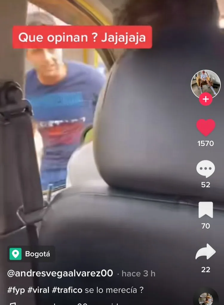 taxista hablando por celular