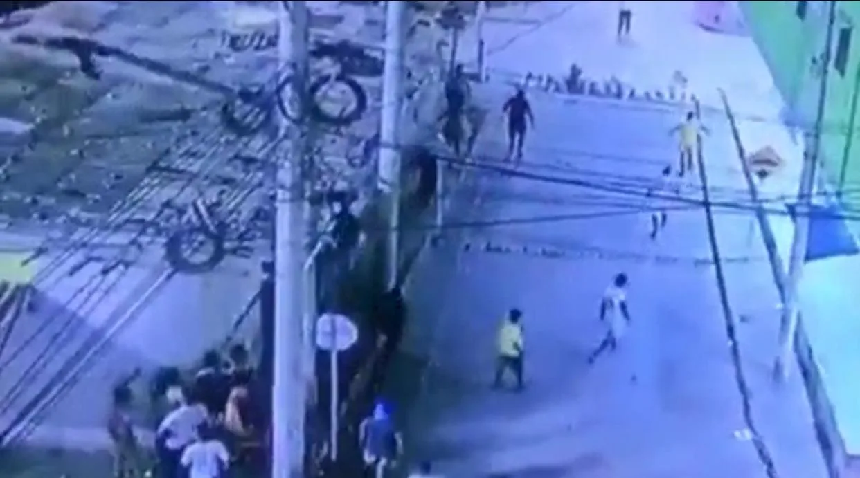 Momento en que los habitantes del vecindario salieron de sus casas para confrontar a los responsables de los hechos vandálicos en el barrio Las Flores