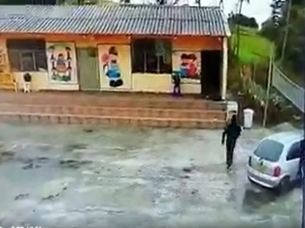 En plena clase delincuentes ingresaron a escuela encerraron a estudiantes y se robaron a los docentes