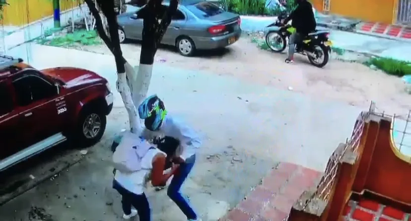 Mujer trató de huir de los ladrones, pero no pudo y la alcanzaron, en Barranquilla