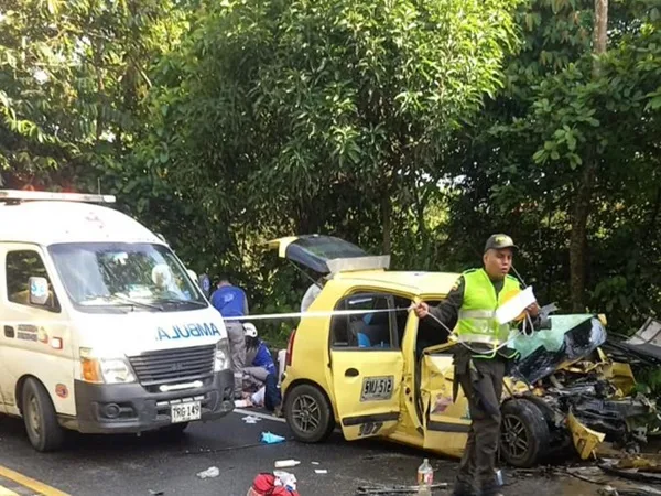 ¡Carrera de la muerte!, contrataron un taxi para viajar a Medellín y chocaron