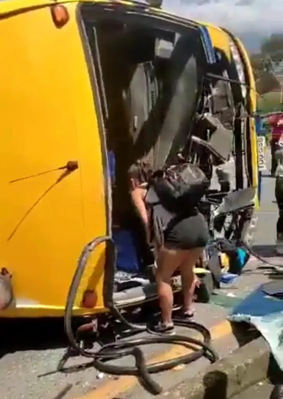 Un bus terminó volcándose en un aparatoso accidente en la vía Medellín-Bogotá