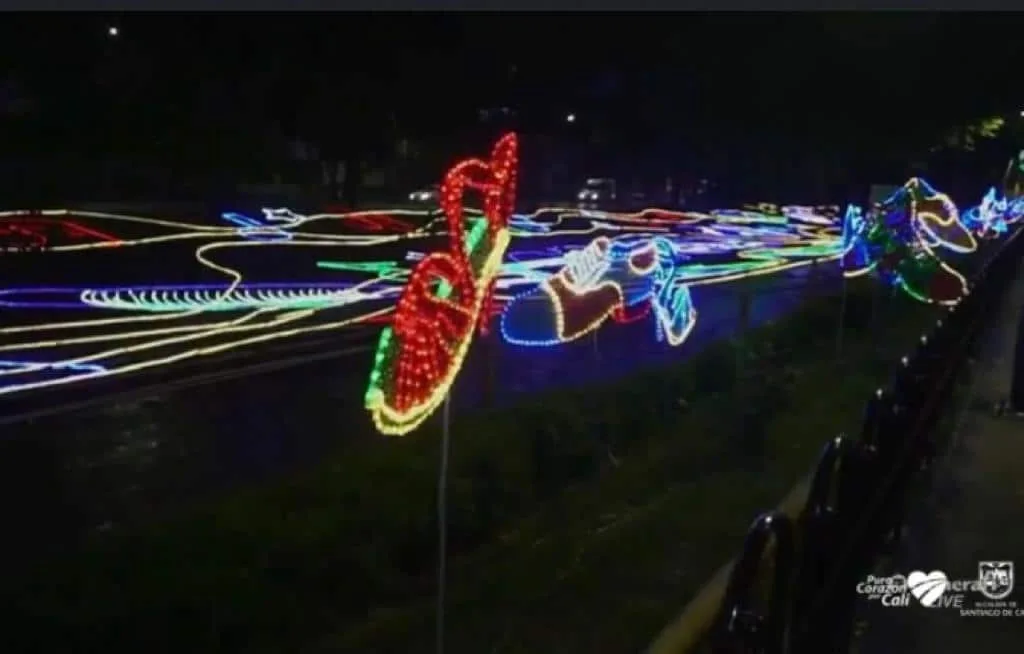 El río Cali volvió a iluminarse con la navidad: adornos han encantado