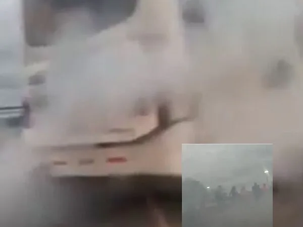 Otro bus con humareda cuando circulaba en Barranquilla, los pasajeros bajaron corriendo, Transmetro no ha informado cuál fue la falla.