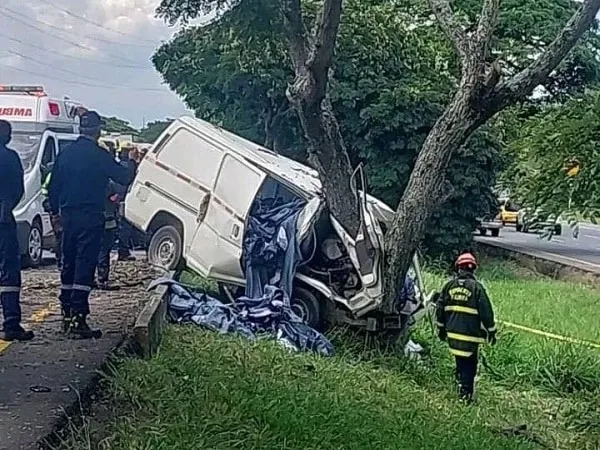 Furgoneta accidentada en la recta Cali-Palmira.