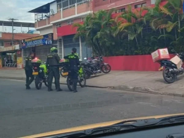 Los hechos ocurrieron en establecimiento de comidas del barrio Los Andes de Cali, sujetos armados llegaron, intimidaron y se llevaron $50 millones.