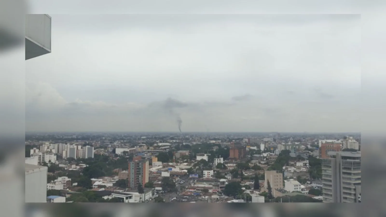"Es una quema de basura cerca a cañaduzales": Bomberos sobre humo reportado este jueves en varias zonas de Cali