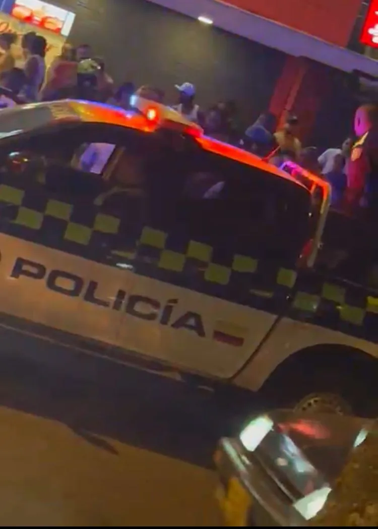 A víctima de atentado la policía en Cali tuvo que trasladarlo en una patrulla al hospital, no sobrevivió y hay un capturado