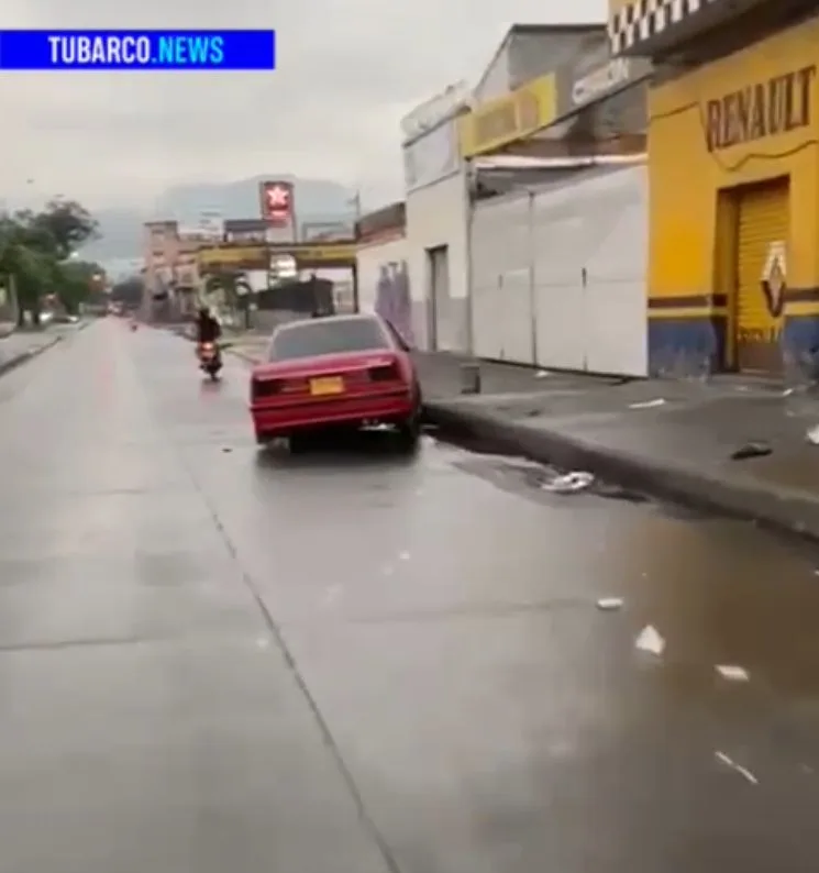 Así fue cómo desvalijaron el carro rojo abandonado en la 15, en Cali