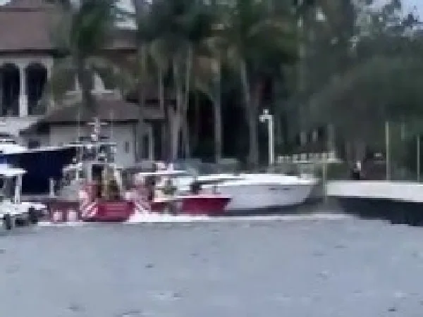 Bote incendiado en Fort Lauderdale, Florida.