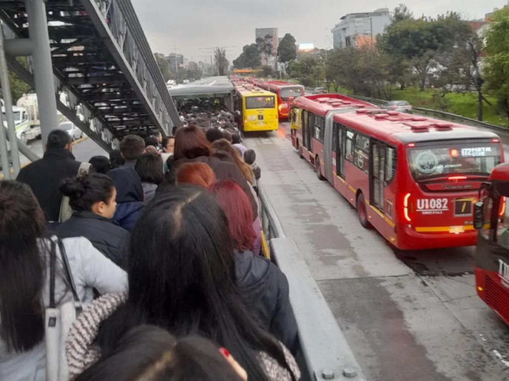 El 'caos' en algunas estaciones de Transmilenio: "Hasta dos horas en la fila para entrar a la estación", en Bogotá